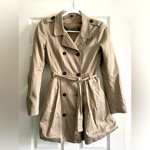 Tan Buttondown Trenchcoat women’s size 6 with removable waist tie and pockets